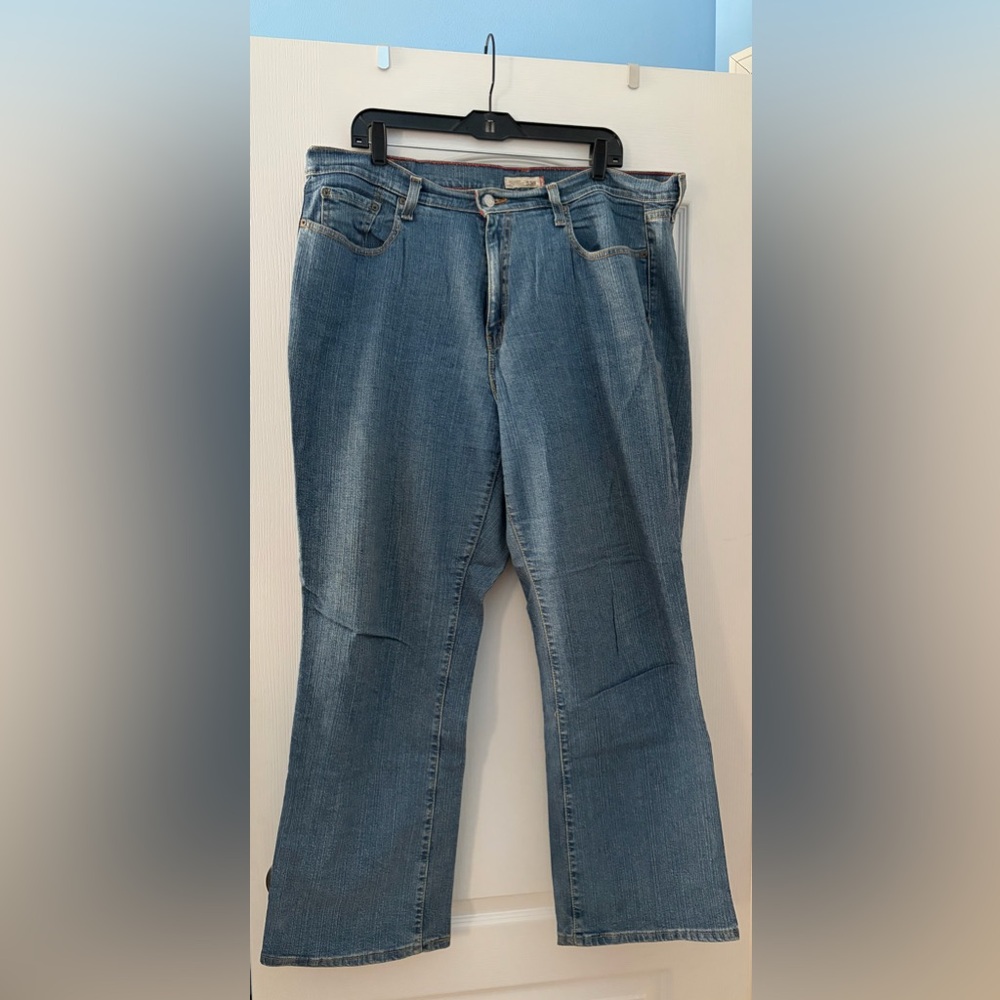 Women’s Size 20 Levi's Wide Leg Jeans in Faded Blue Wash